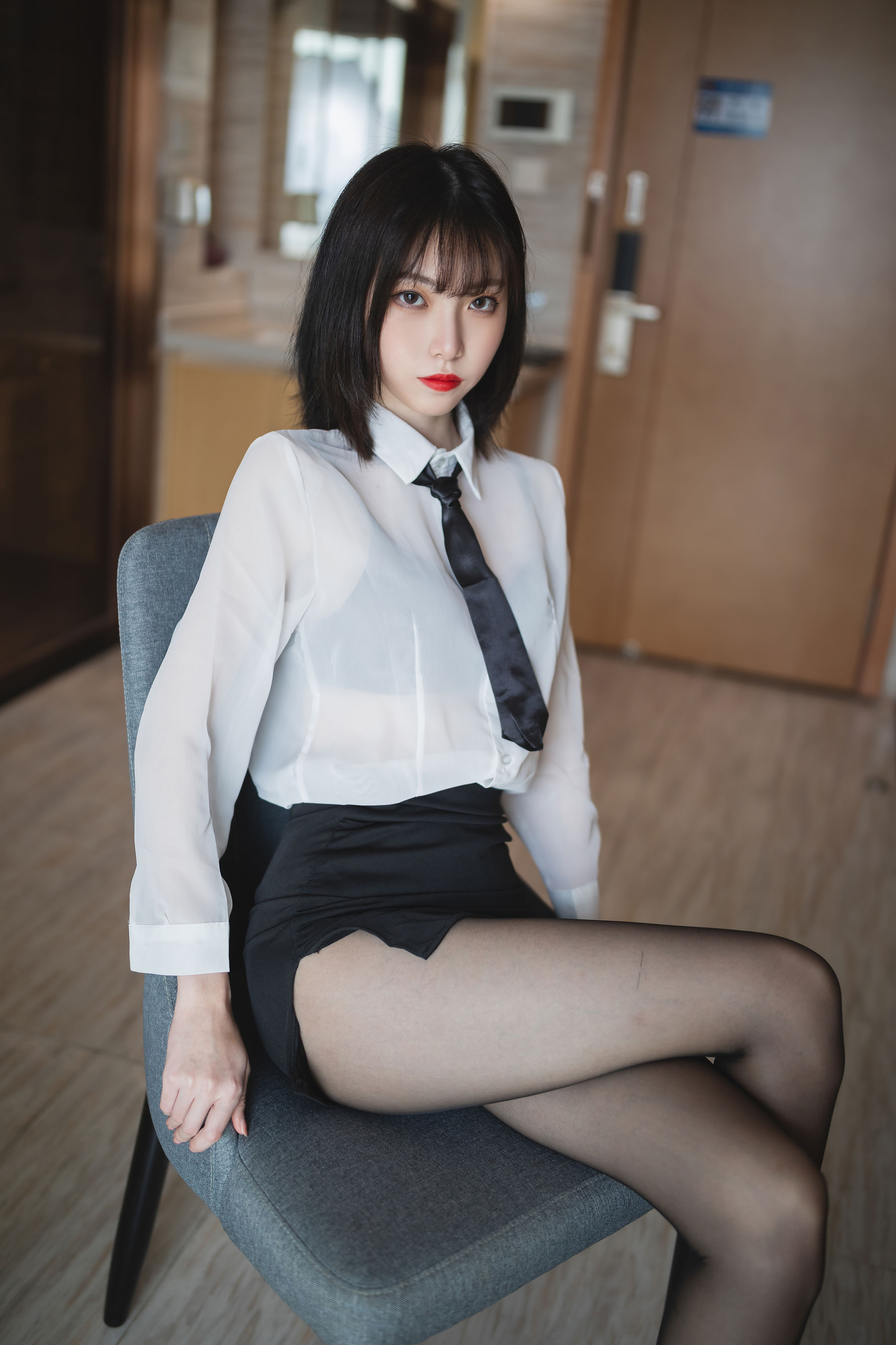 许岚 – OL制服 [41P] 2023-03-07 07:01:16-秀人网