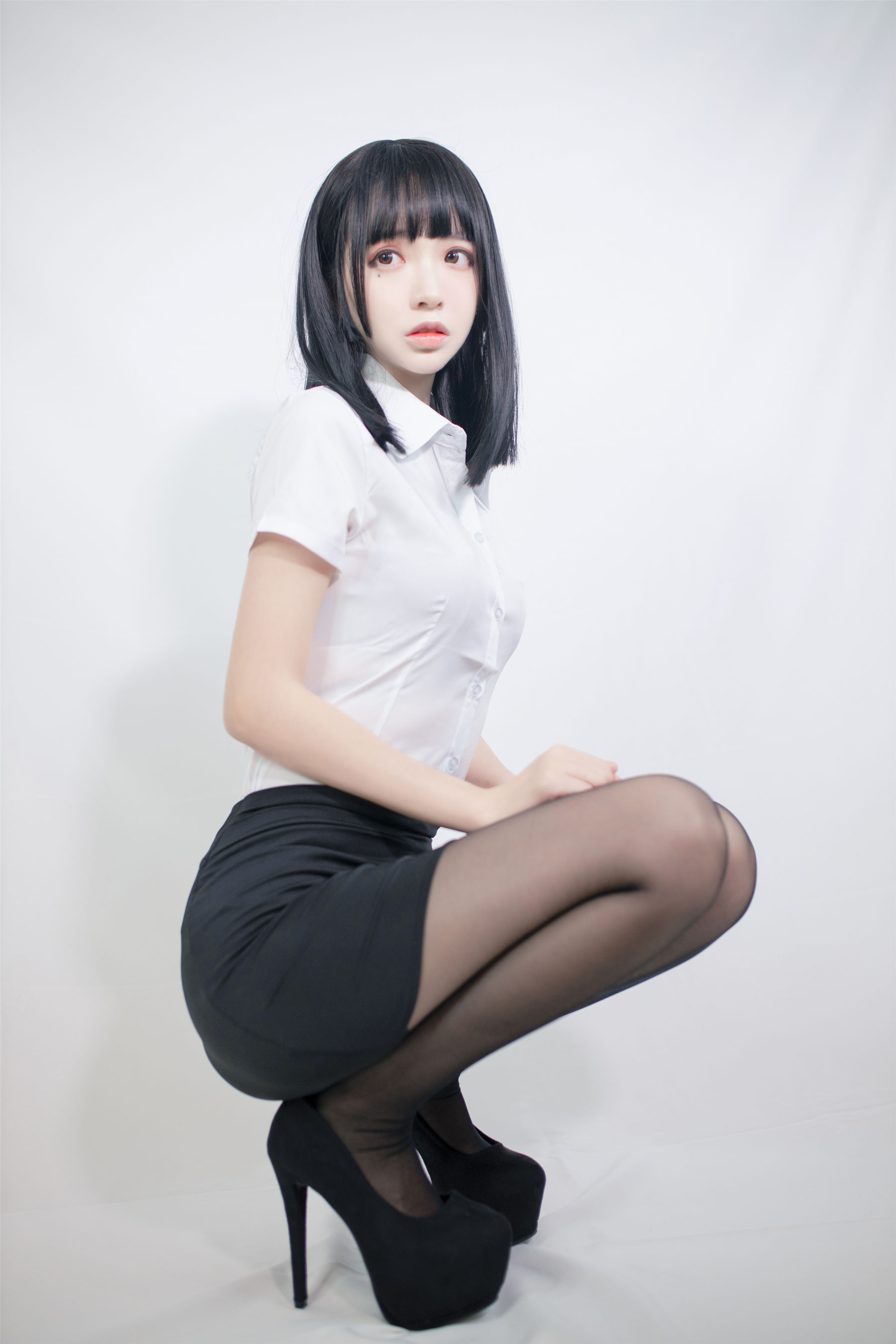 疯猫ss – OL制服 [40P] 2023-04-11 21:03:22-秀人网