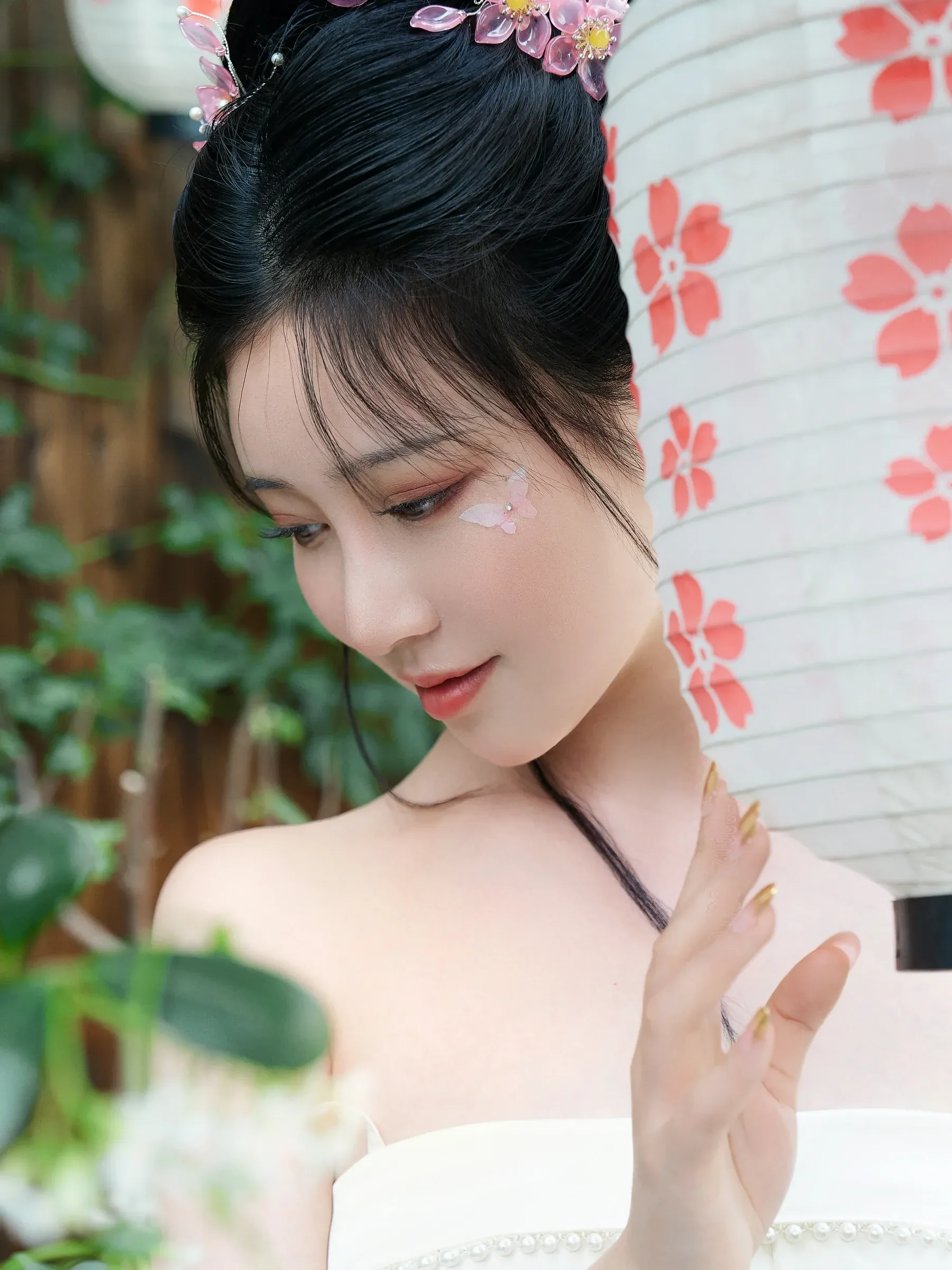 年年Nnian – 花间集 [39P] 2024-04-25 22:30:00-秀人网